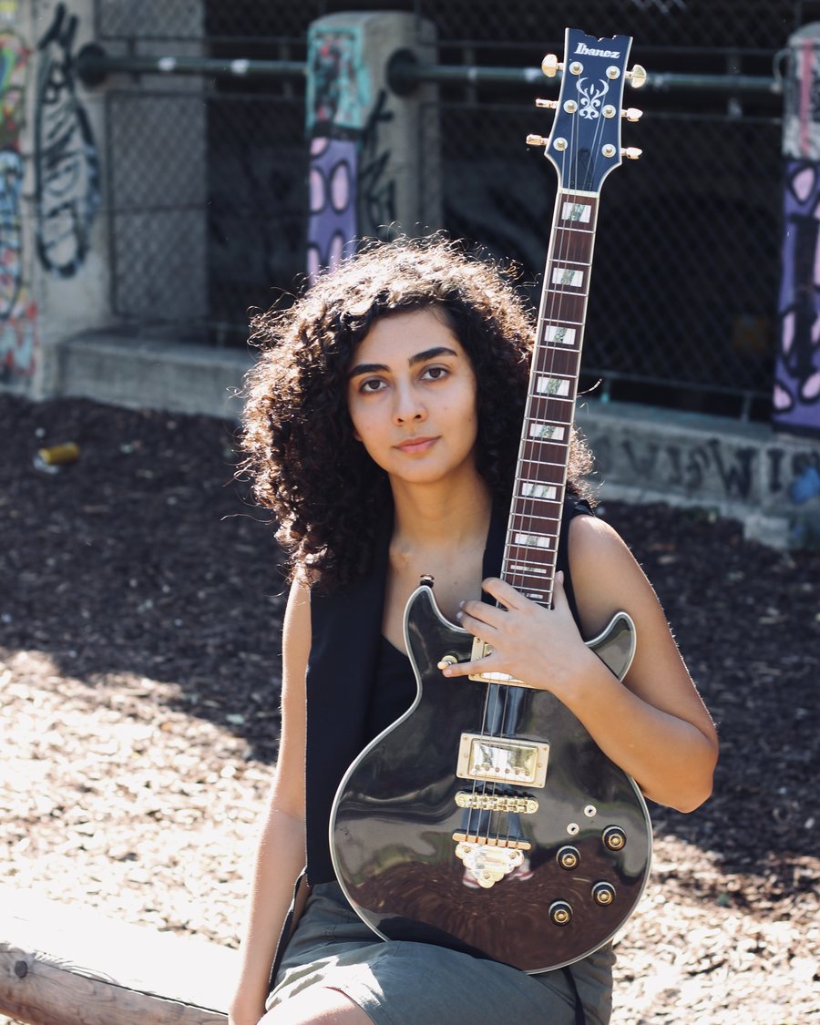 Nazanin mit ihrer schwarzen Ibanez-E-Gitarre